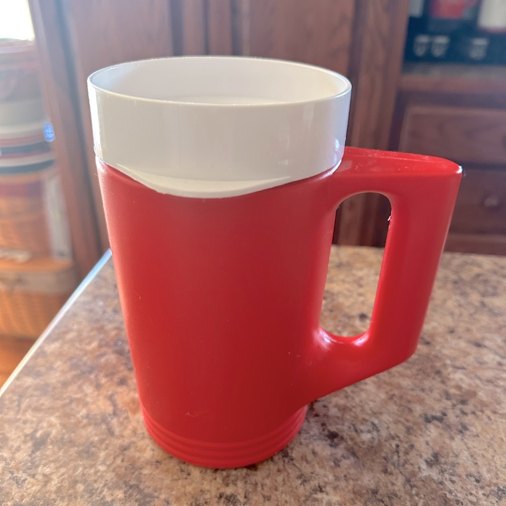 IGLOO VINTAGE Red and White LIDDED Mug